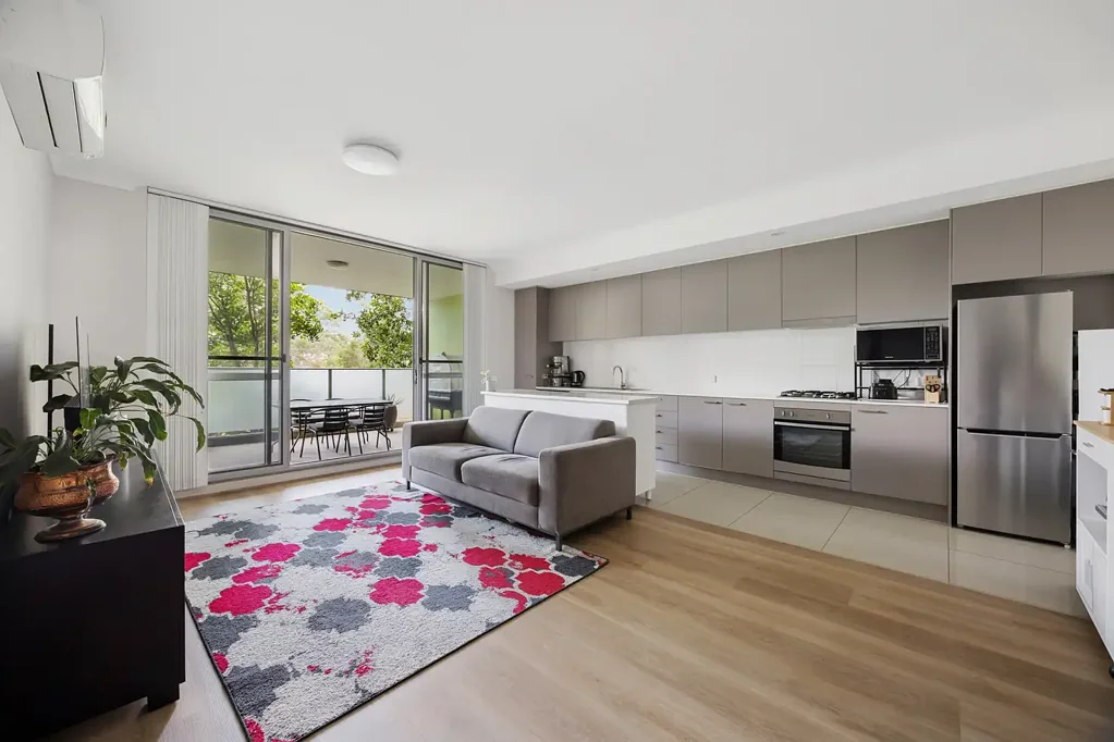 Baulkham Hills 1房 现代装修 中性色调 开放式客餐 书房空间 Caesarstone台面 燃气灶 大衣柜 遮盖阳台 自然光 学区房 便捷交通 安静小巷 Convenience Plus - Versatile 1 Bedroom Apartment in Quiet Cul-de-sac!