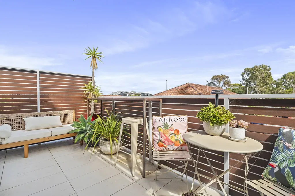 St Kilda 1chambre Sun-Drenched Top-Floor Living with Expansive Wraparound Terrace