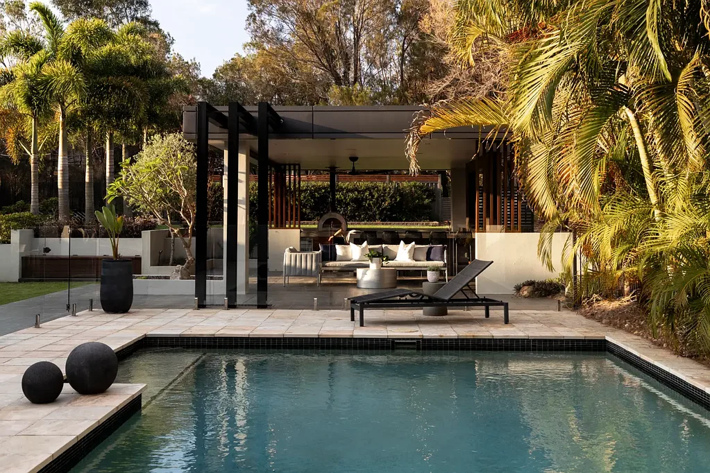 Thornlands 6غرفة نوم Luxury Acreage Living | 5-Bedroom Designer Home | Private Bushland Backdrop I Separate Granny Flat