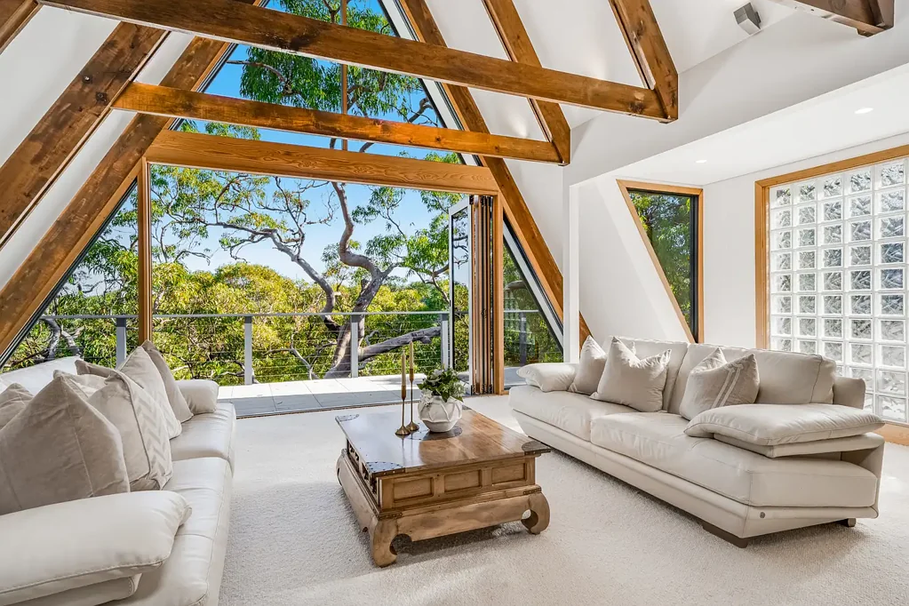 Westleigh 4Kwarto Architectural Masterpiece with Indoor Heated Pool, Lift & Stunning Bush Views