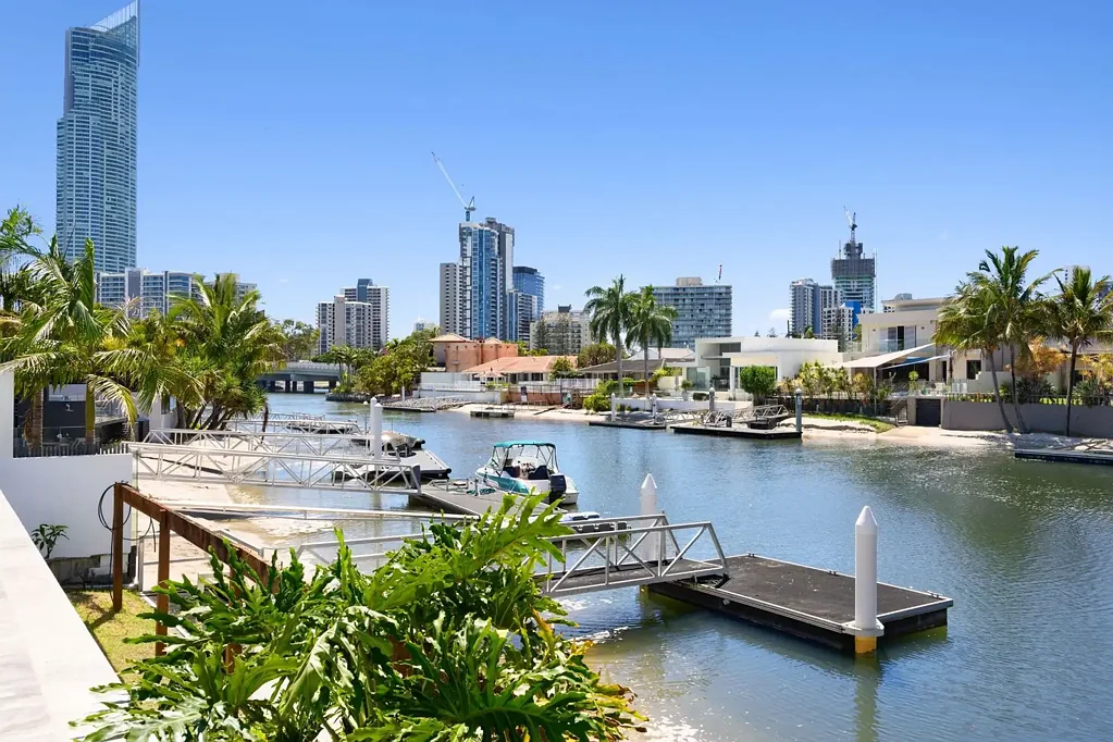 Surfers Paradise 5غرفة نوم East-facing waterfront elegance with oversized pool