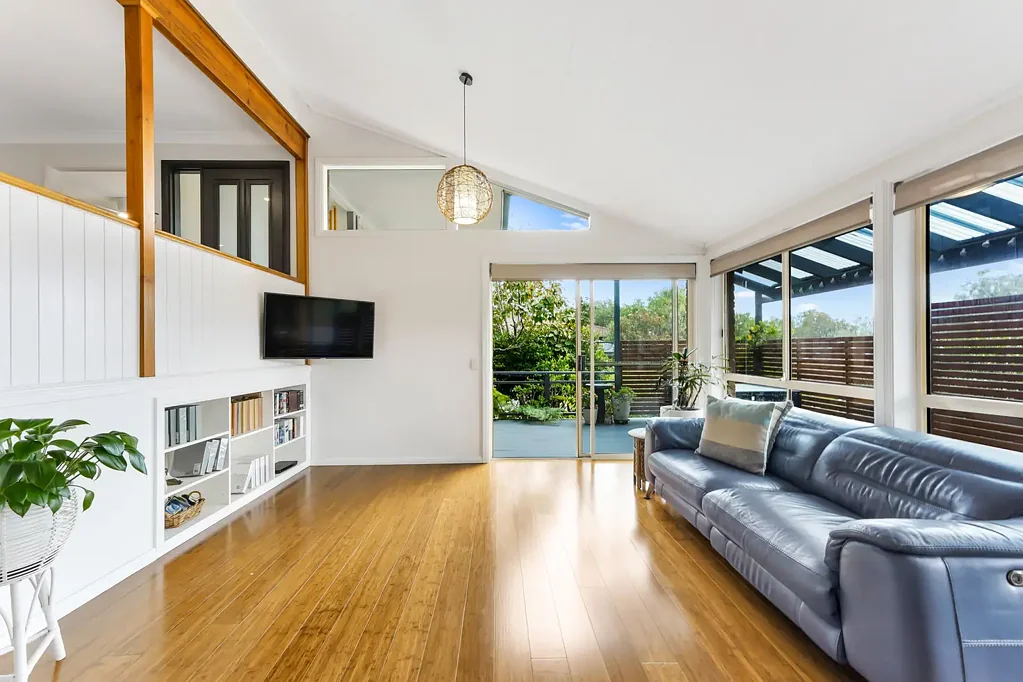 Avoca Beach 4ห้องนอน Spacious, Light-Filled Living with Privacy, Solar & Water Glimpses