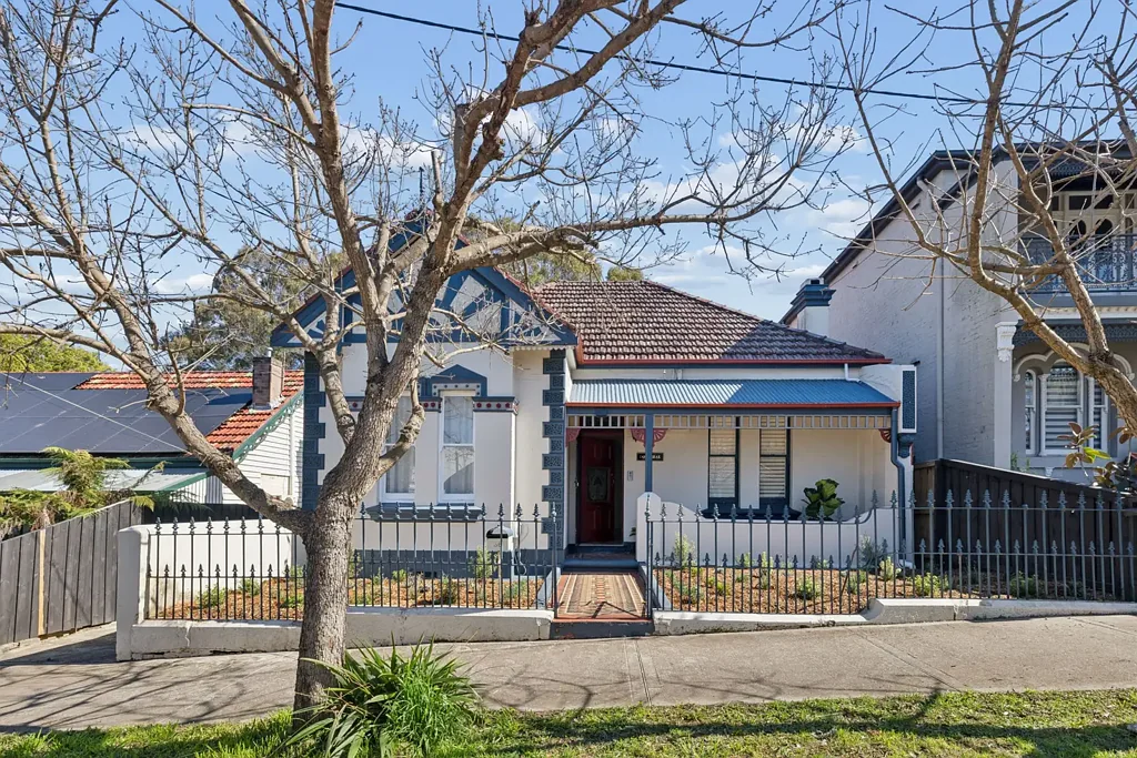 Petersham 3房 双正面单层维多利亚式住宅，优雅翻新 Double-fronted single-level Victorian home with elegant renovations