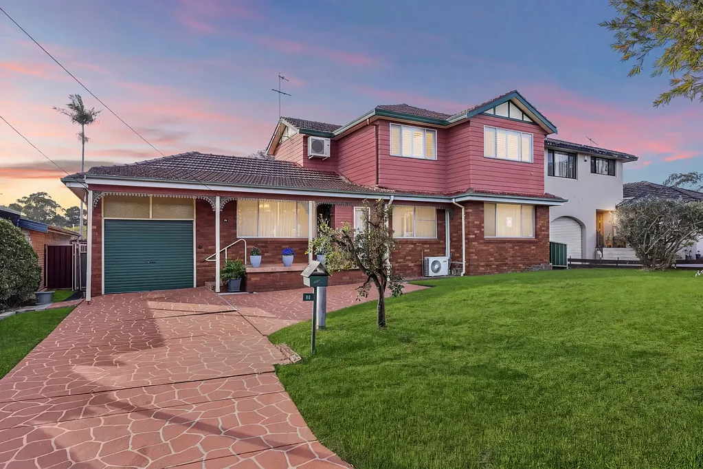 Georges Hall 4 Slaapkamer North to rear dual level home for easy family living