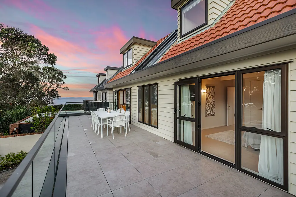 Mairangi Bay 4ਬੈੱਡਰੂਮ Steps from the Sand, Ready for Its Next Story
