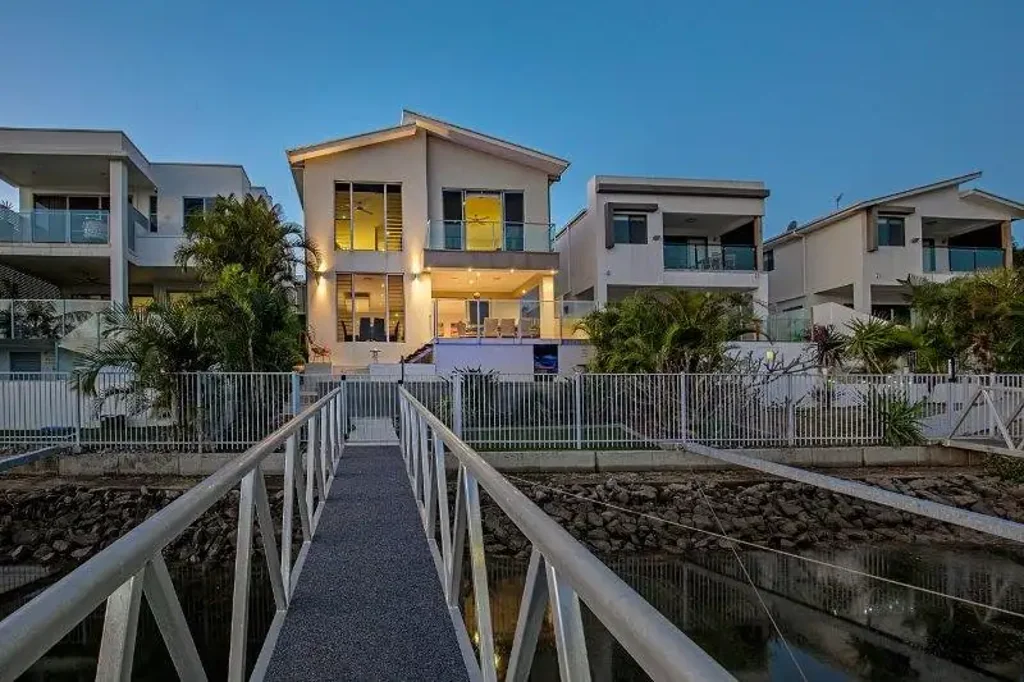 Luxury Waterfront Living with Private Pontoon – 5 Bedroom Family Home