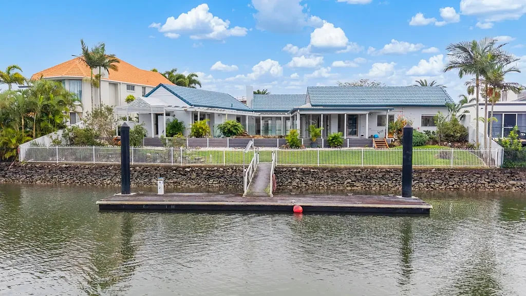Hope Island 3ਬੈੱਡਰੂਮ Blue-Chip Waterfront Opportunity in Exclusive Street