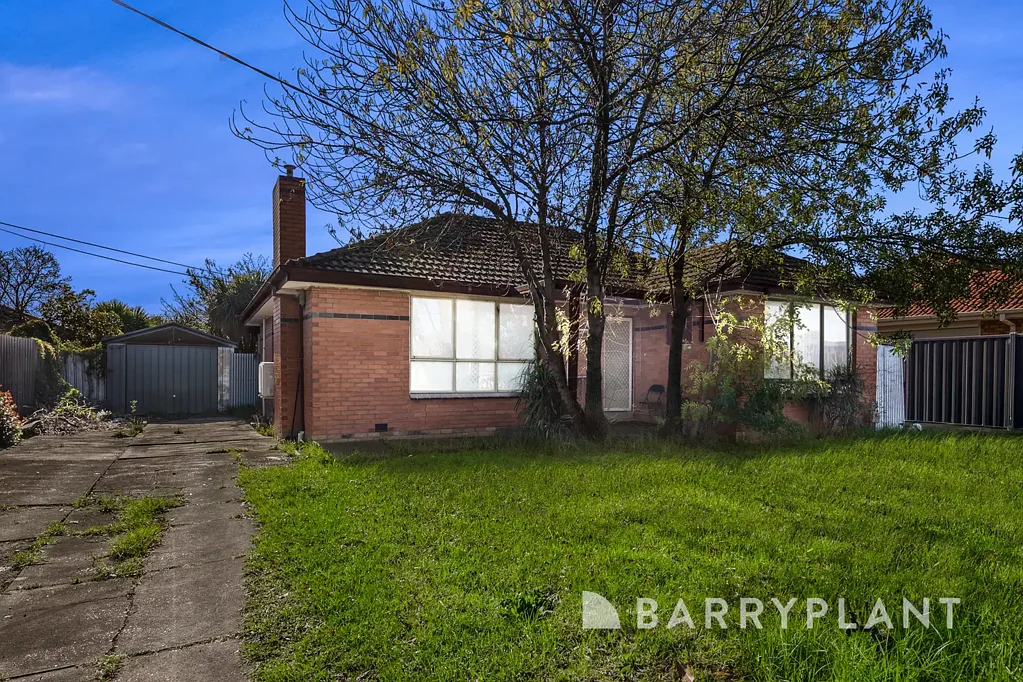 St Albans 3房 黄金地段 908平米地块 三卧一卫 开发潜力 学区房 交通便捷 Prime Development Opportunity on a Massive 908m² (Approx.) Allotment
