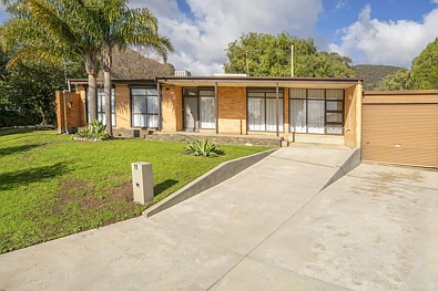 Athelstone 3Moenga Architectural Sanctuary Backing onto Black Hill Conservation Park