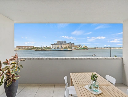205/31 Honeysuckle Drive, Newcastle, Newcastle, 2 rūma, 2 rūma horoi, Apartment