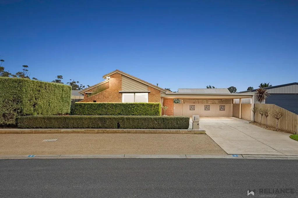 Wyndham Vale 4Moenga Entertainer's Haven with Cathedral Ceilings, Fish Pond, Man Shed & Solar Panels - A Private Family Retreat Close to Shops, Schools & Station