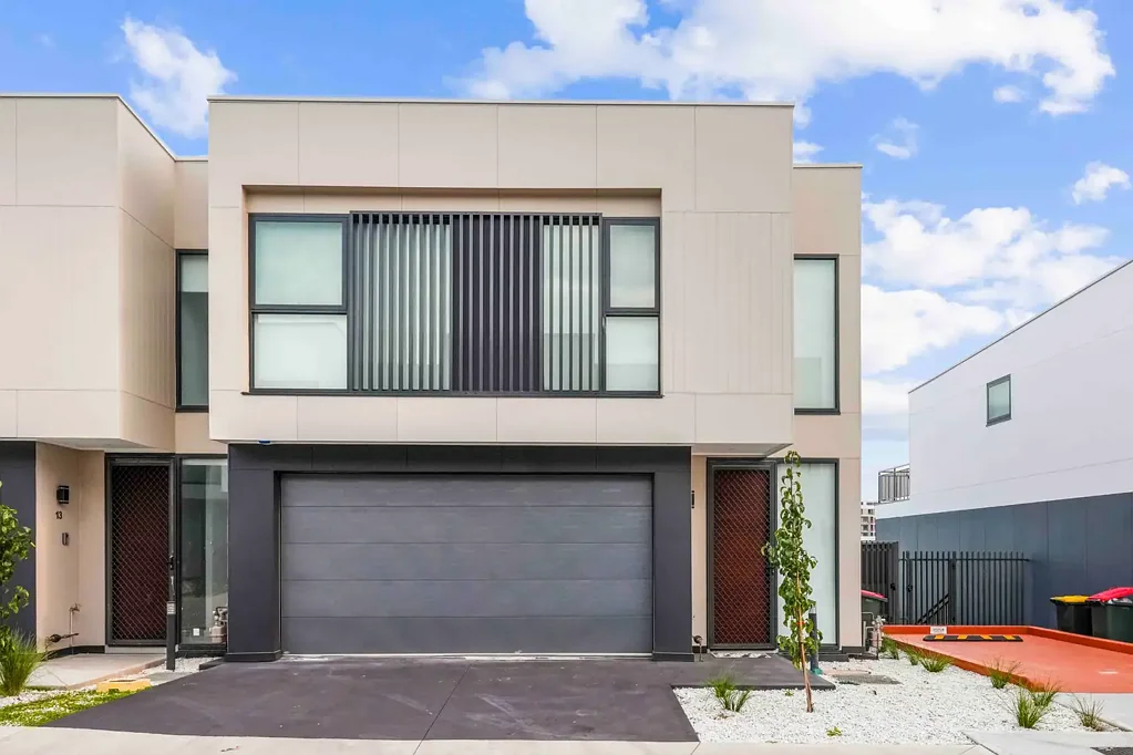 Box Hill 5 Bedroom Luxurious 5-Bed Townhouse with Stunning Features