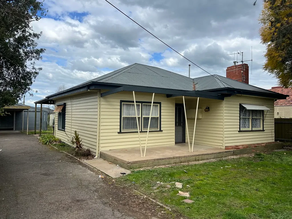 3 Bedroom Home CLOSE TO TOWN!