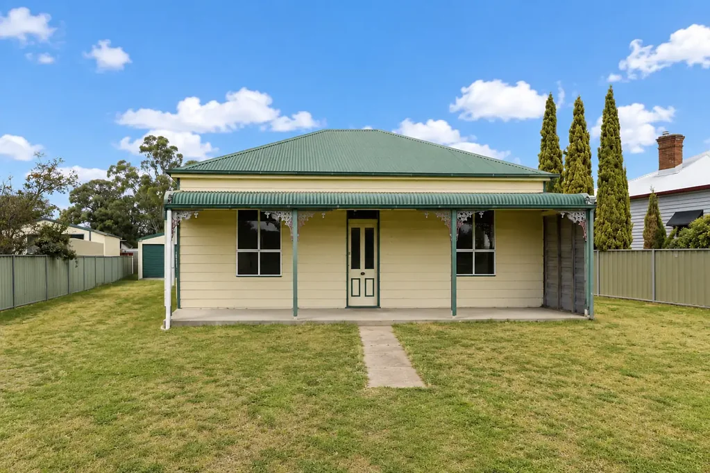 Glen Innes 3બેડરૂમ Renovator’s Opportunity – In a Great Location