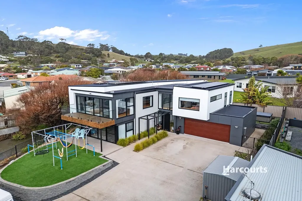 Sulphur Creek 4 Bedroom Elegance, Architecturally Designed and What A Location!