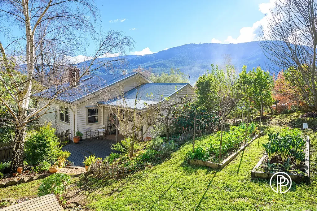 Warburton 3Moenga RENOVATED CHARACTER HOME WITH CLEVER DESIGN CONSIDERATION.