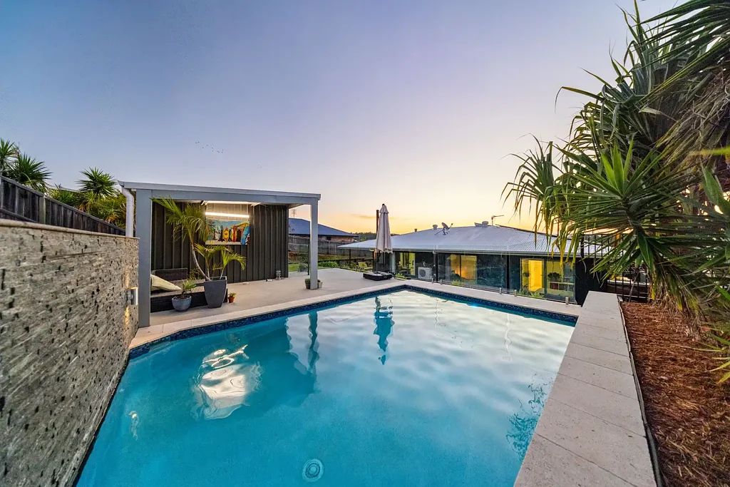 Jones Hill 4ห้องนอน Poolside Estate Living