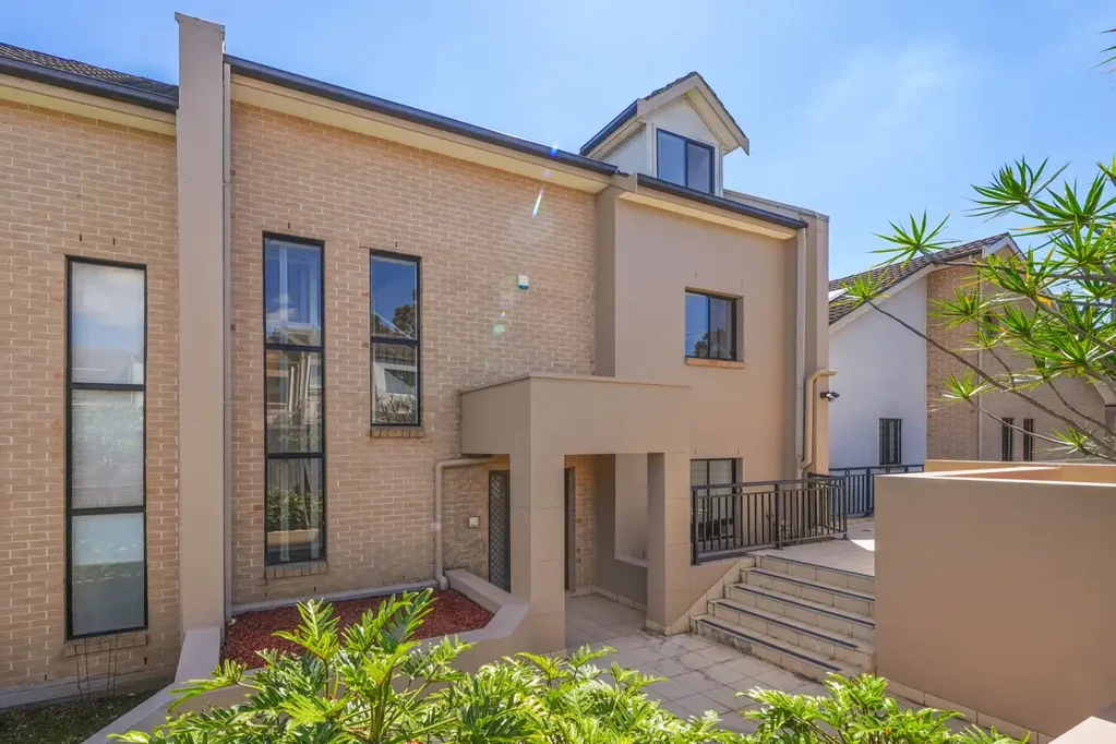 Dundas 3कमरा Spacious 207sqm Townhouse | Rear-to-North | Boutique Complex of Only 6