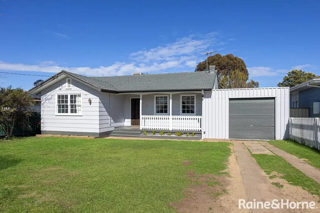 17 Tichborne Crescent, Kooringal, NSW 2650