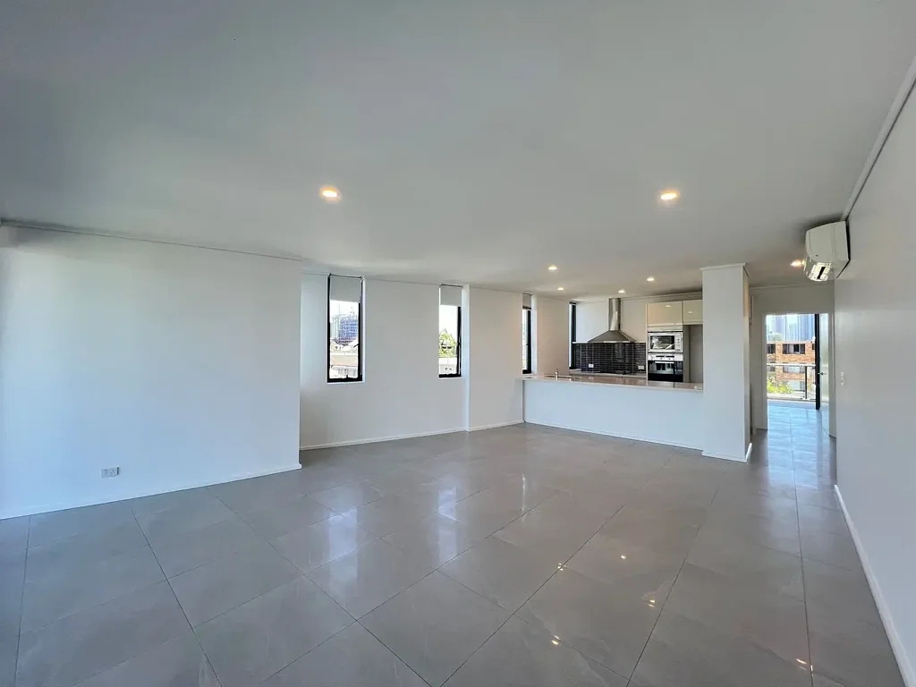 Modern Three-Bedroom Apartment in ‘Riva on Chevron’