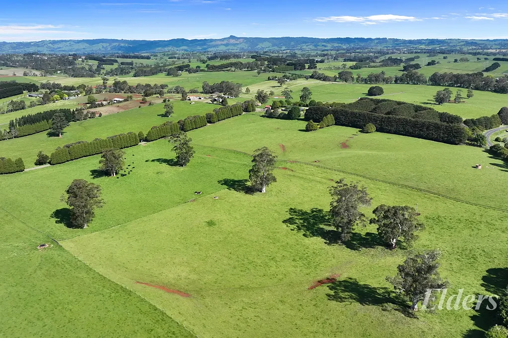 Warragul 2房  Two Titles - 92 Acres with Extensive Equine Facilities