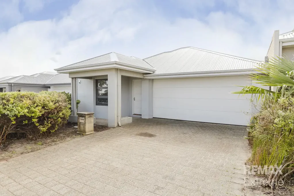 CLOSE TO BEACH - LOW MAINTENANCE - DOUBLE GARAGE WALKING DISTANCE TO THE BEACH AND CAFE!