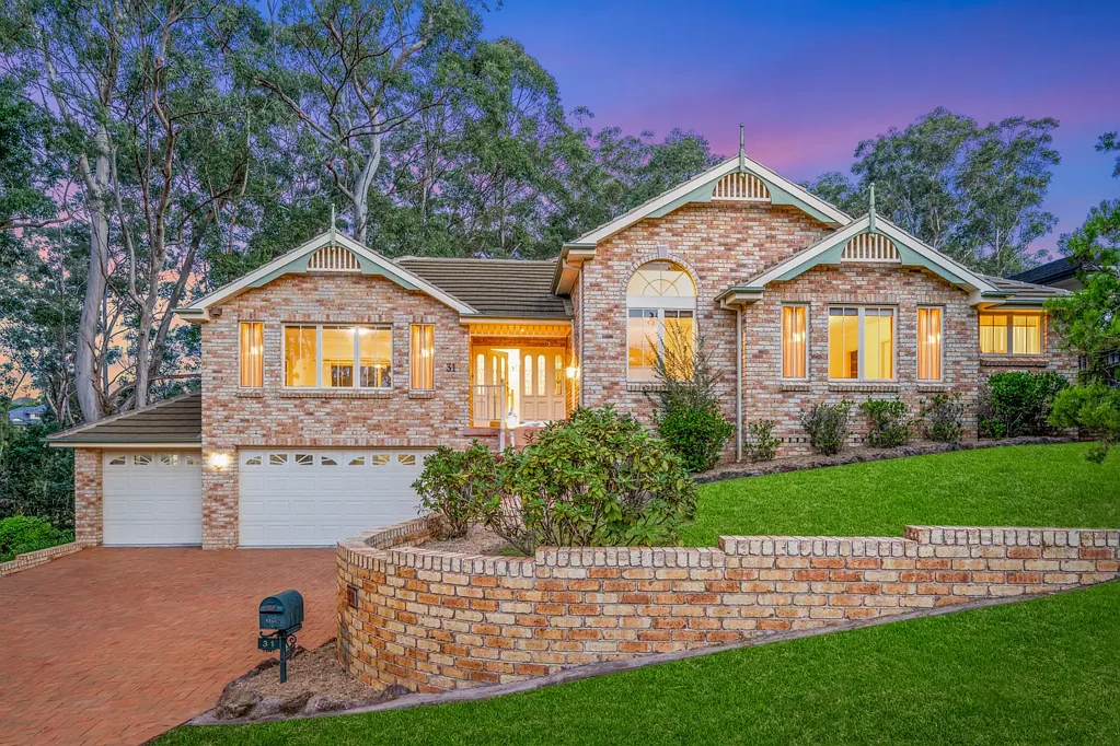 West Pennant Hills 5 Bedroom Billyard Built, prestige and position in Murray Farm Public zone