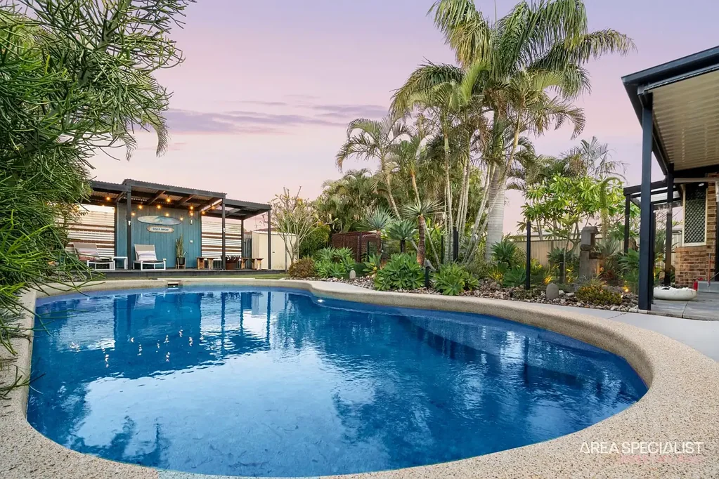 Steiglitz 4બેડરૂમ Tropical Coastal Retreat | Resort-Style Pool, Dual Side Access & 1,000m²