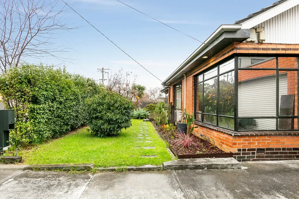 West Footscray 3房 宽敞开敞空间 全屋硬木地板 三卧一书房 现代厨房娱乐 双车库太阳能 The inner-west address you have been waiting for