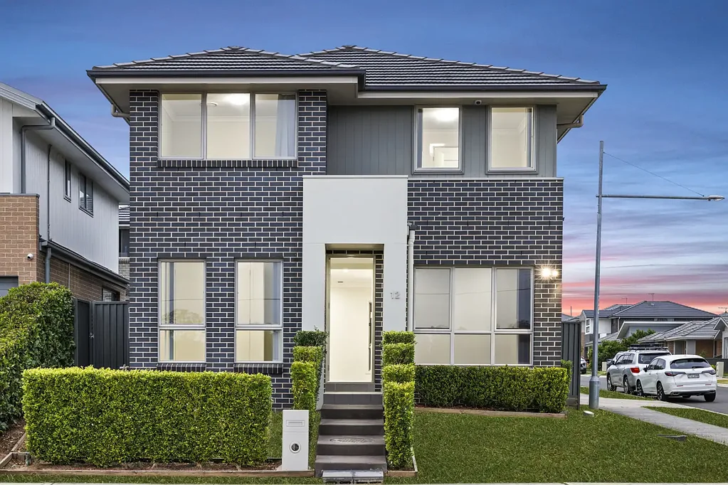Edmondson Park 6બેડરૂમ DUAL INCOME - HOUSE AND STUDIO OPPORTUNITY ON IDEAL CORNER BLOCK