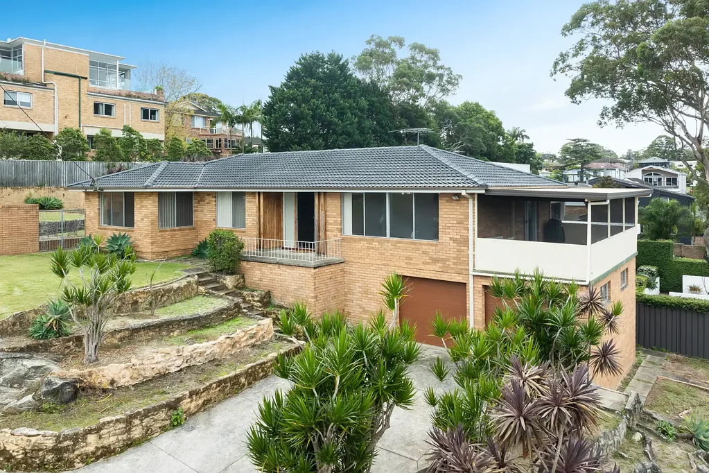 Gymea Bay 3房 581.7平米土地 私密山谷景观 Gymea Bay公学区 现代厨房 宽敞主卧 双车位车库 Elevated Family Setting