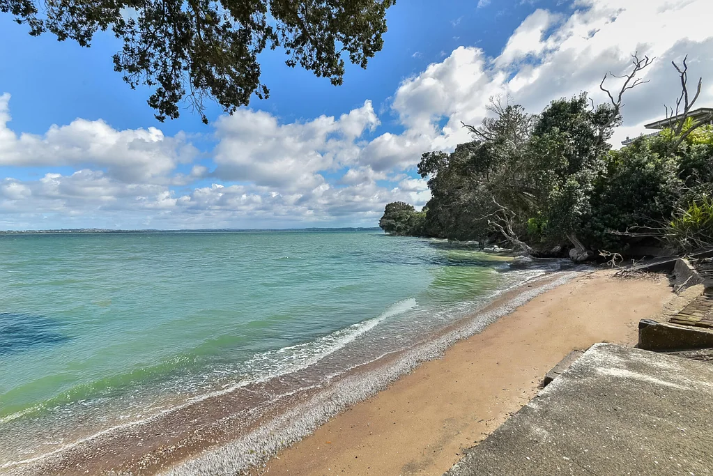 Point Chevalier 4कमरा North-West Waterfront. Double Width. Rare.