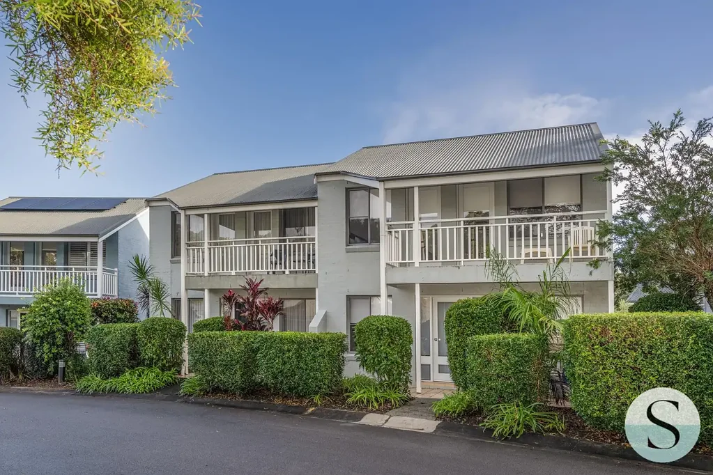 Cams Wharf 2ห้องนอน Amazingly Affordable Waterfront Resort Living, with Boat Ramp, Jetty, 4 Pools, Tennis Courts & Tavern Restaurant on the Grounds!