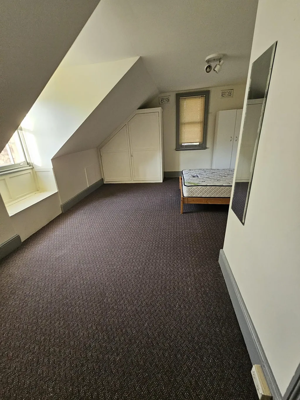 3 Big rooms in second floor for lease