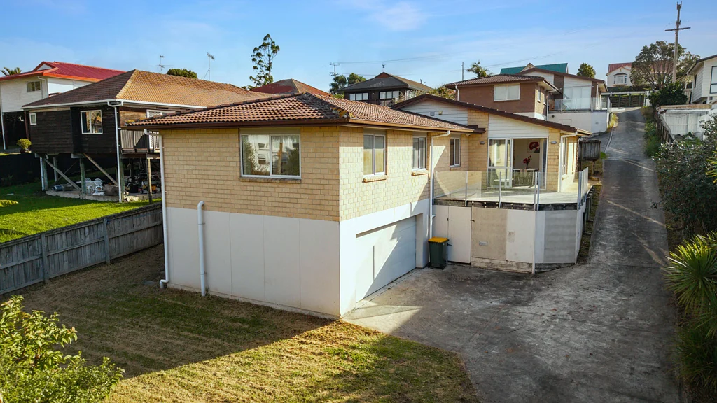 Te Atatu South 4房  Brick. Freehold. Modern.
