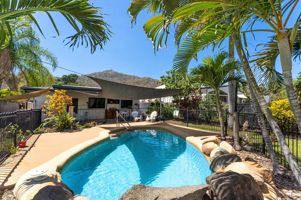 West End 3Habitaciones Poolside Weekends & Room to Entertain - Your West End Escape