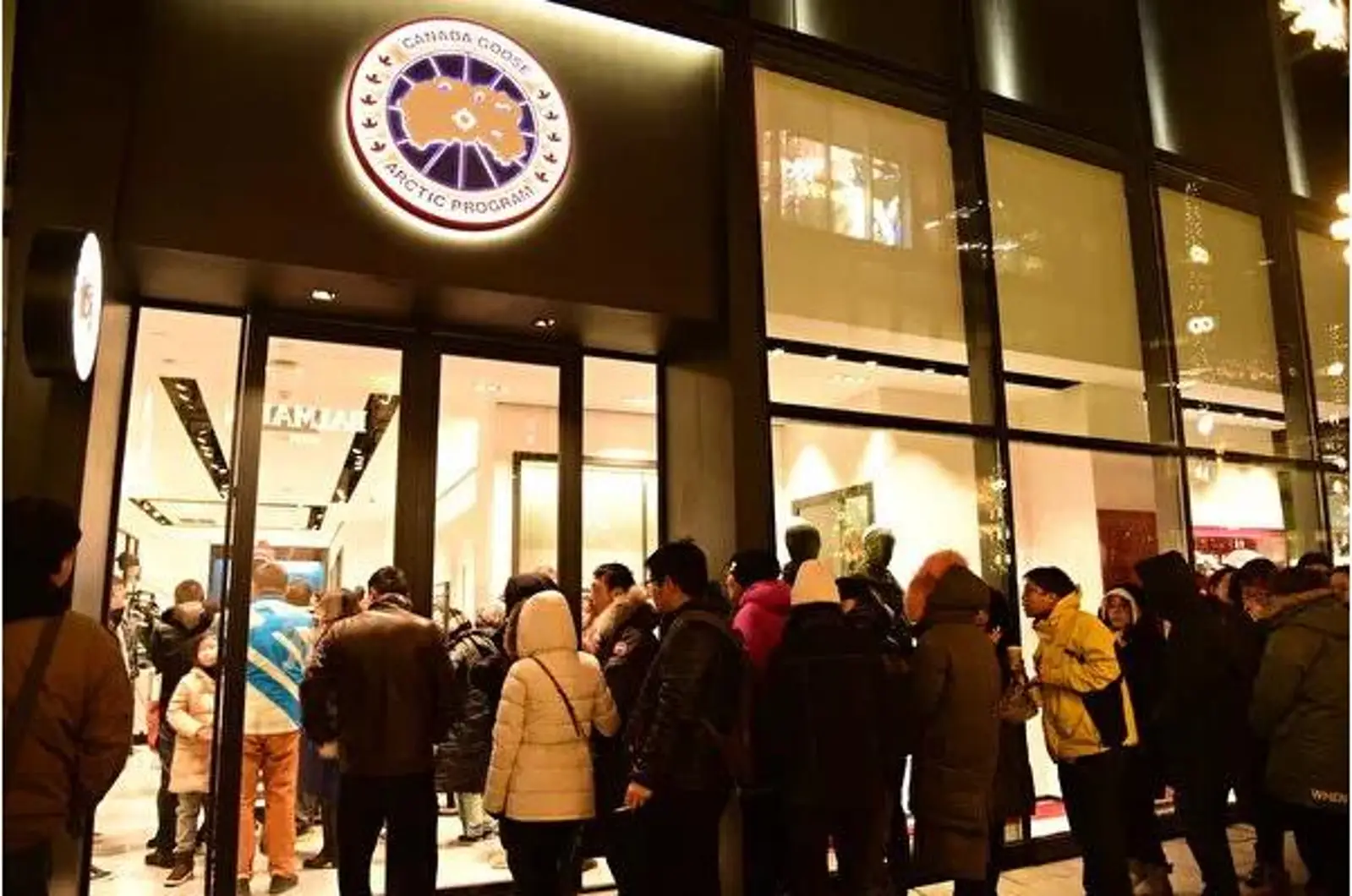 加拿大鹅北京三里屯店,身价翻倍贵上天,但“每个人的目的都是买走…仍有80%的顾客买不到。”