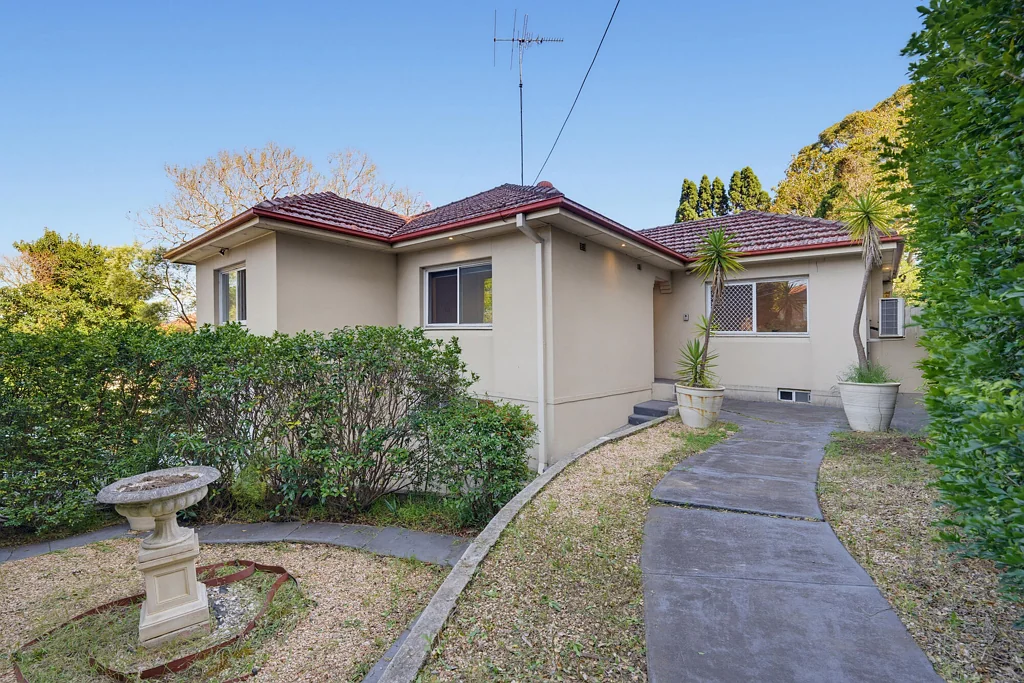 Hurstville 7कमरा Sold full brick structure with unbeatable convenience