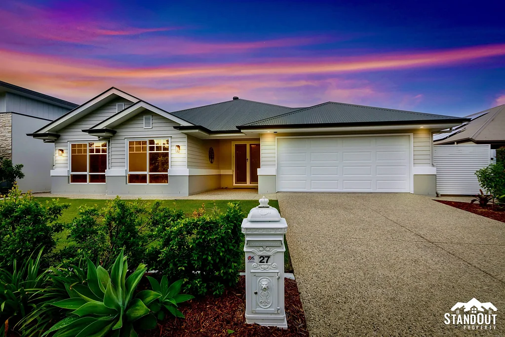Banksia Beach 4部屋 Stunning Executive Hamptons-Style Home in Pacific Harbour Golf Course Estate