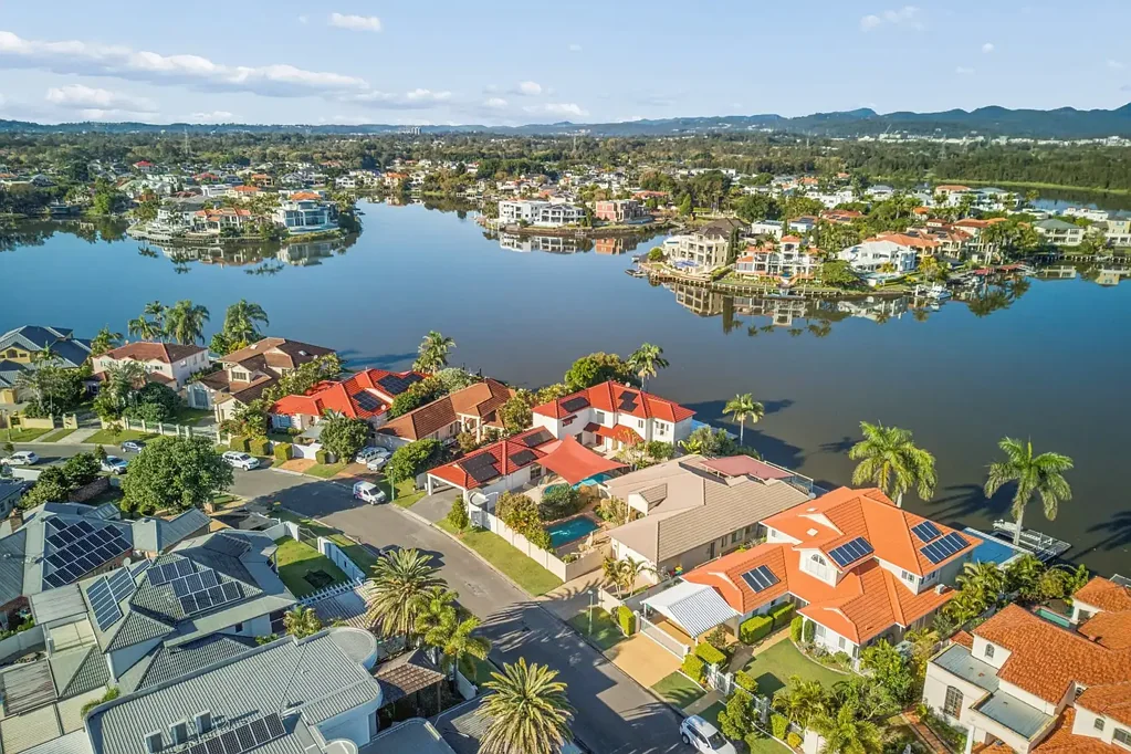 Clear Island Waters 6 Slaapkamer BUILT SOLID. UNBEATABLE 180° VIEWS!