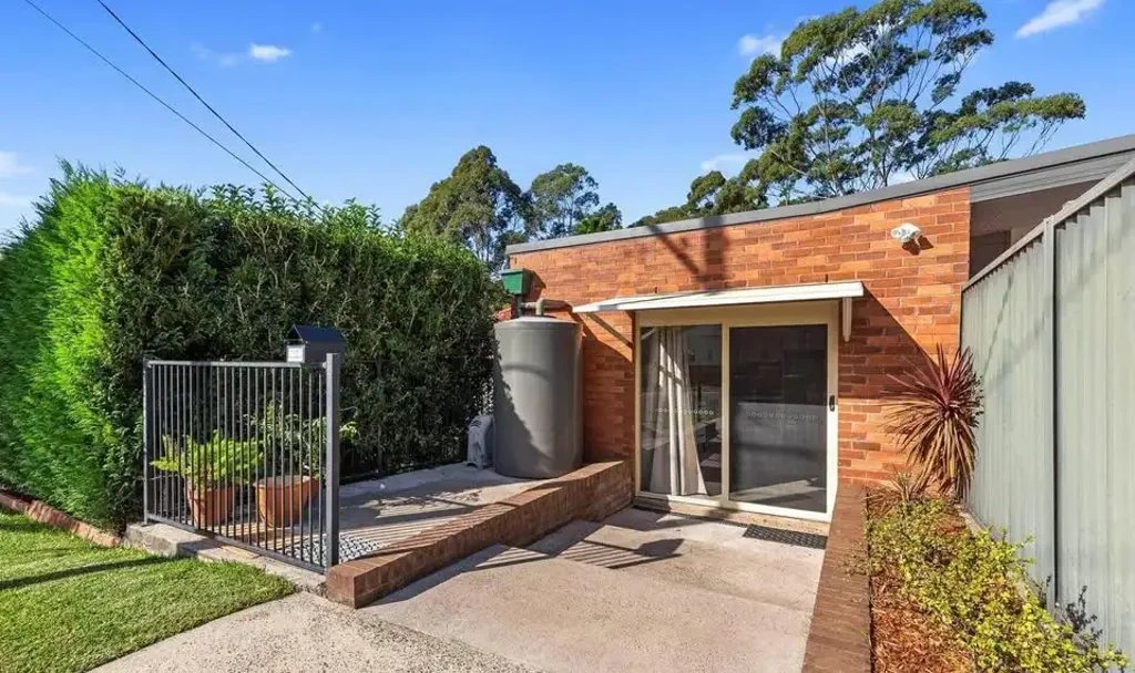 Light-filled, freestanding granny flat studio with privacy in quiet area