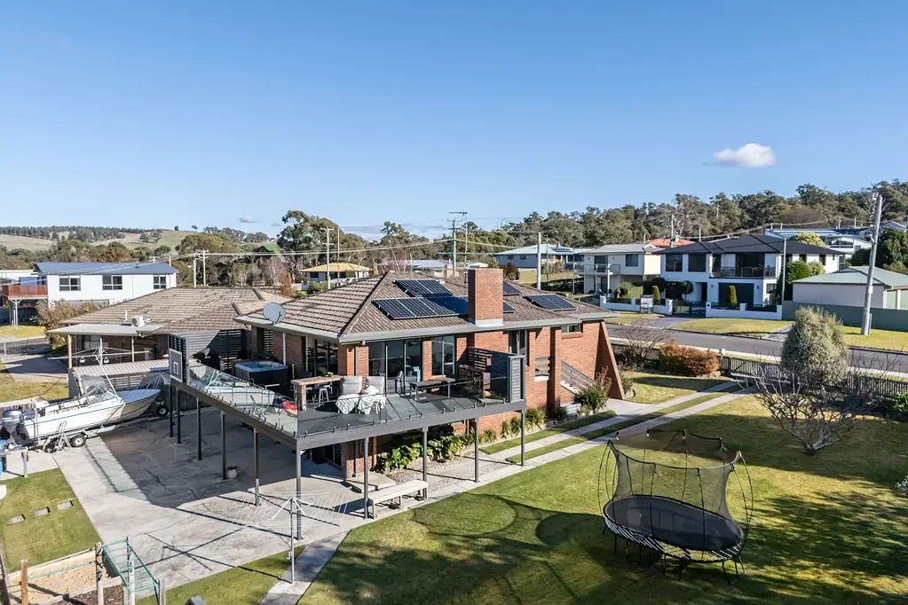 Bridport 4Habitaciones Coastal Comfort on 1,459m² - Water Views, Spa & Room to Grow