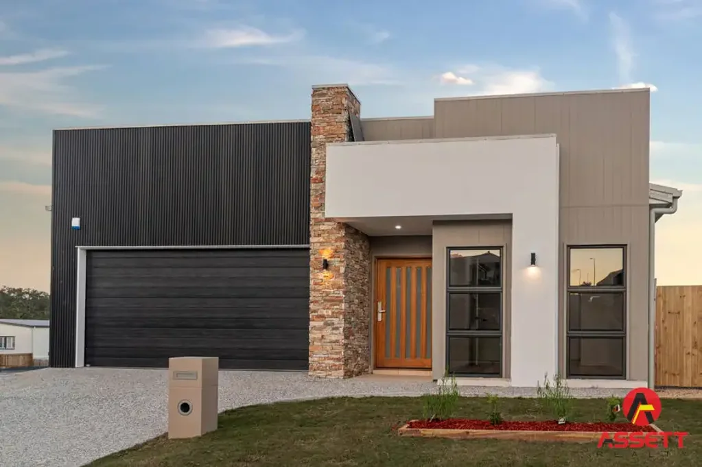 Spring Mountain 5침실 BRAND NEW ! CONTEMPORARY TWO STOREY HOME  + SEPARATE GRANNY FLAT....  WITH VIEWS....SPRING MOUNTAIN