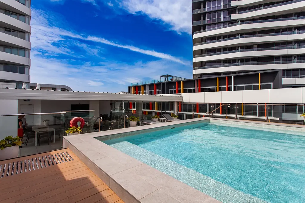 Wollongong 1房 Signature Building尊贵席位 宽敞单卧公寓 指定车位 储物空间 优质厨电 无遮挡悬崖景观 现代浴室 分体空调 礼宾服务 游泳池 健身中心 地段优越 LUXURY LIVING IN THE SIGNATURE