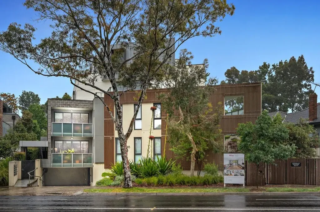 NEAT TWO BEDROOM APARTMENT