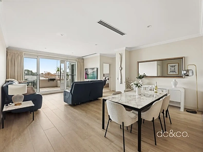Breakfast Point 2房 顶层生活，坐拥广阔区域景观 Top-floor living with sweeping district views