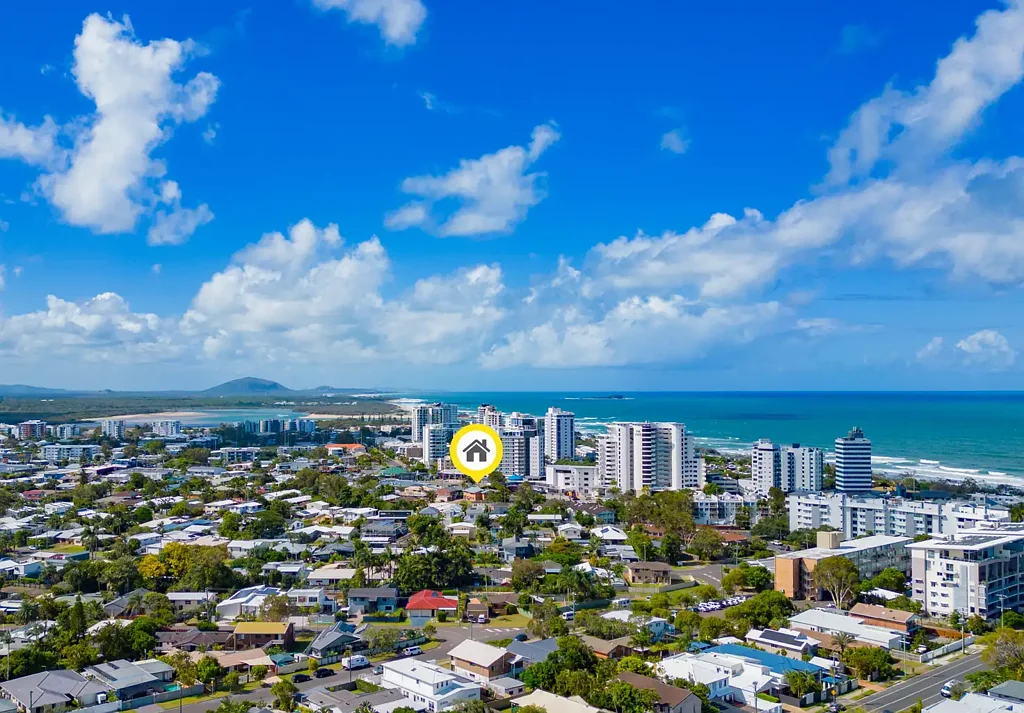 5 minute walk to the beach with Air-conditioning!