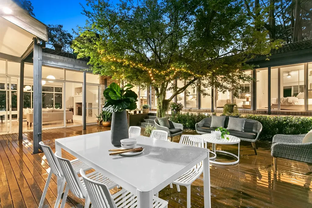 Beecroft 4બેડરૂમ High Side Modernist Family Home in Beecroft Primary Catchment