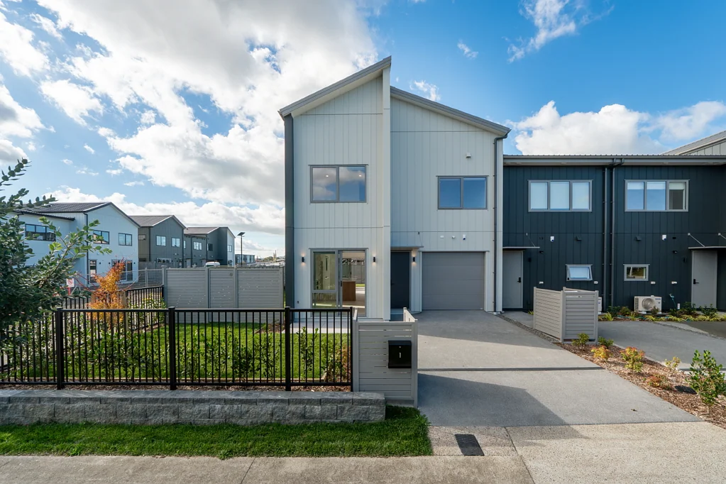 Karaka 4 Slaapkamer Modern Family Living on a Generous Site