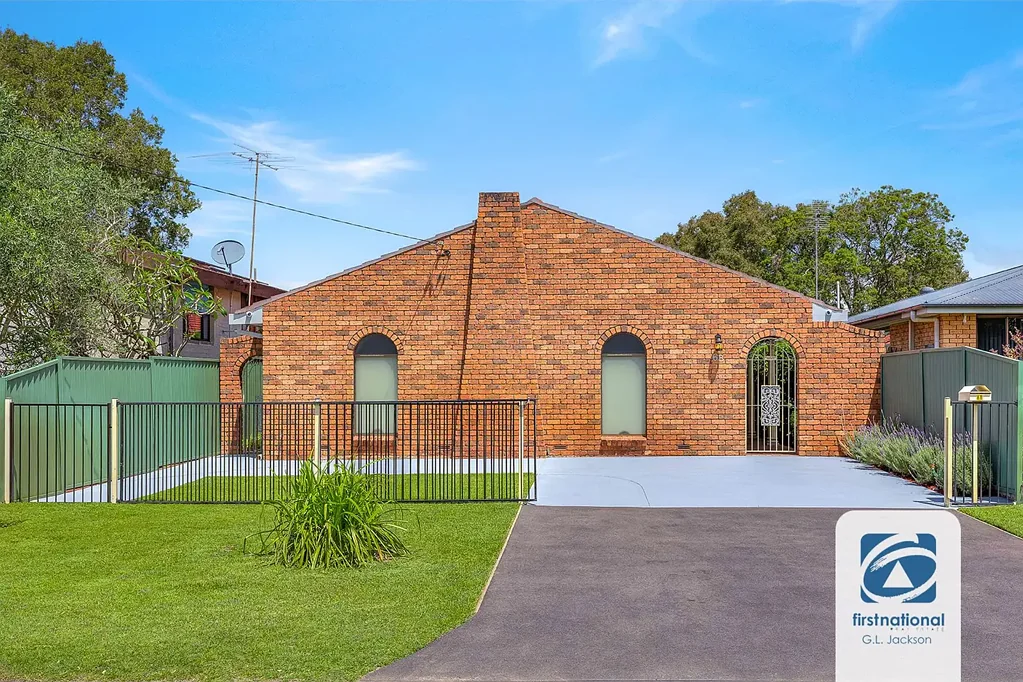 Woy Woy 5 Bedroom Impressive Full Brick Home + Modern Granny Flat - Handy to Beaches, Shops and M1